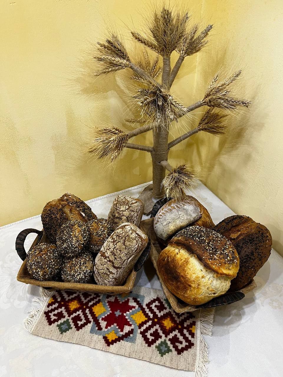 Տնական հացերի զամբյուղներ՝ ցորենի հասկերից պատրաստված կոմպոզիցիայի կողքին